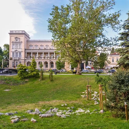 Mocca Next To Crystal Garden And Russian Church Apartment